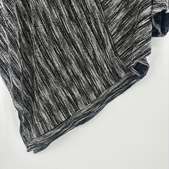 Two by Vince Camuto Black and White Asymmetical Top Size L/XL - Picture 6 of 7